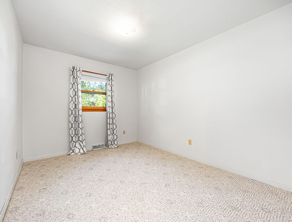 Image 14 of property listing at 421 Geary Street, Centralia, IL 62801