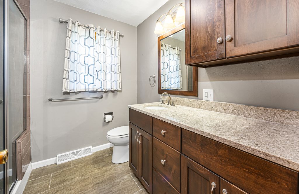 Image 18 of property listing at 421 Geary Street, Centralia, IL 62801