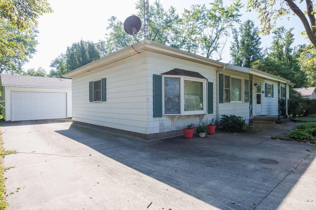 Image 3 of property listing at 421 Geary Street, Centralia, IL 62801