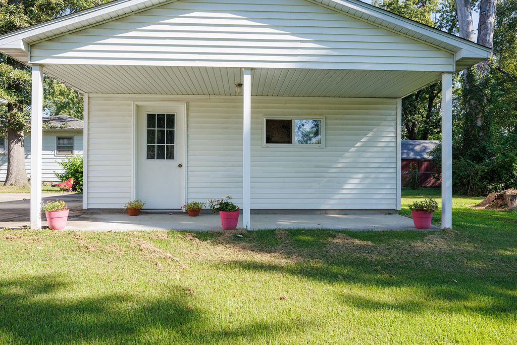 Image 21 of property listing at 421 Geary Street, Centralia, IL 62801