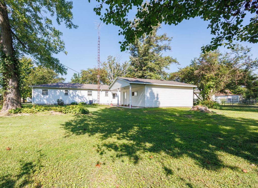 Image 25 of property listing at 421 Geary Street, Centralia, IL 62801
