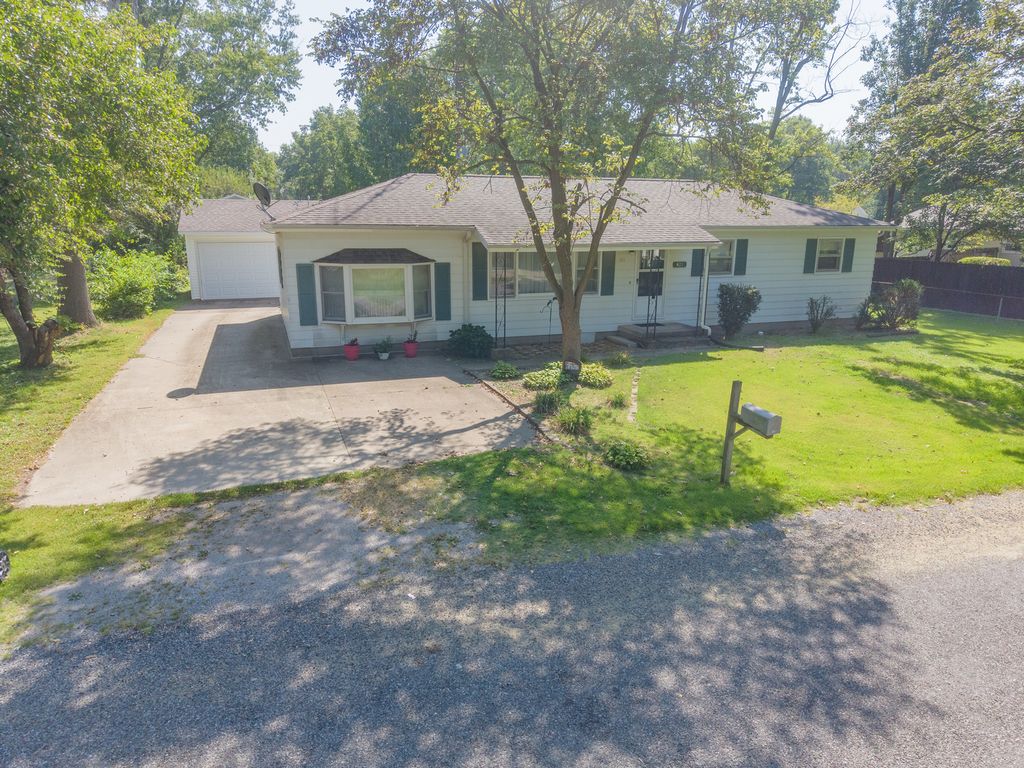 Image 4 of property listing at 421 Geary Street, Centralia, IL 62801