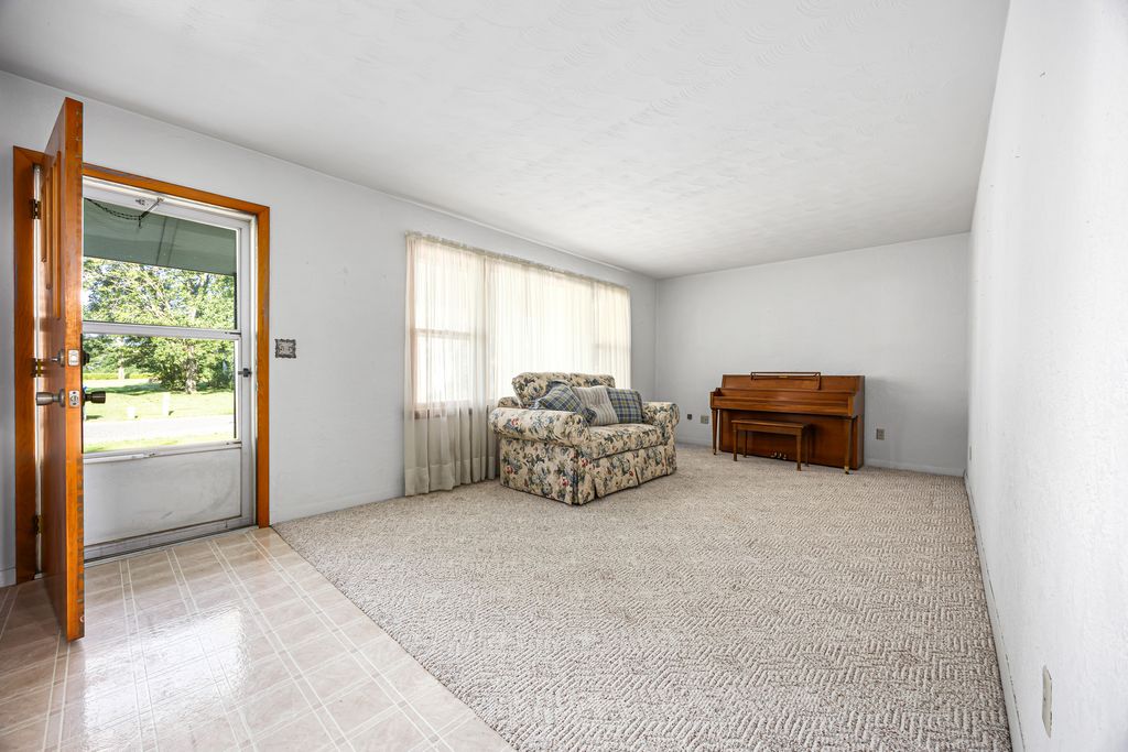 Image 5 of property listing at 421 Geary Street, Centralia, IL 62801