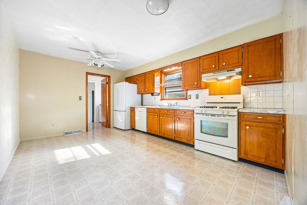 Image 7 of property listing at 421 Geary Street, Centralia, IL 62801