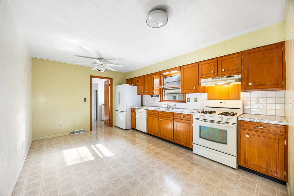 Image 8 of property listing at 421 Geary Street, Centralia, IL 62801