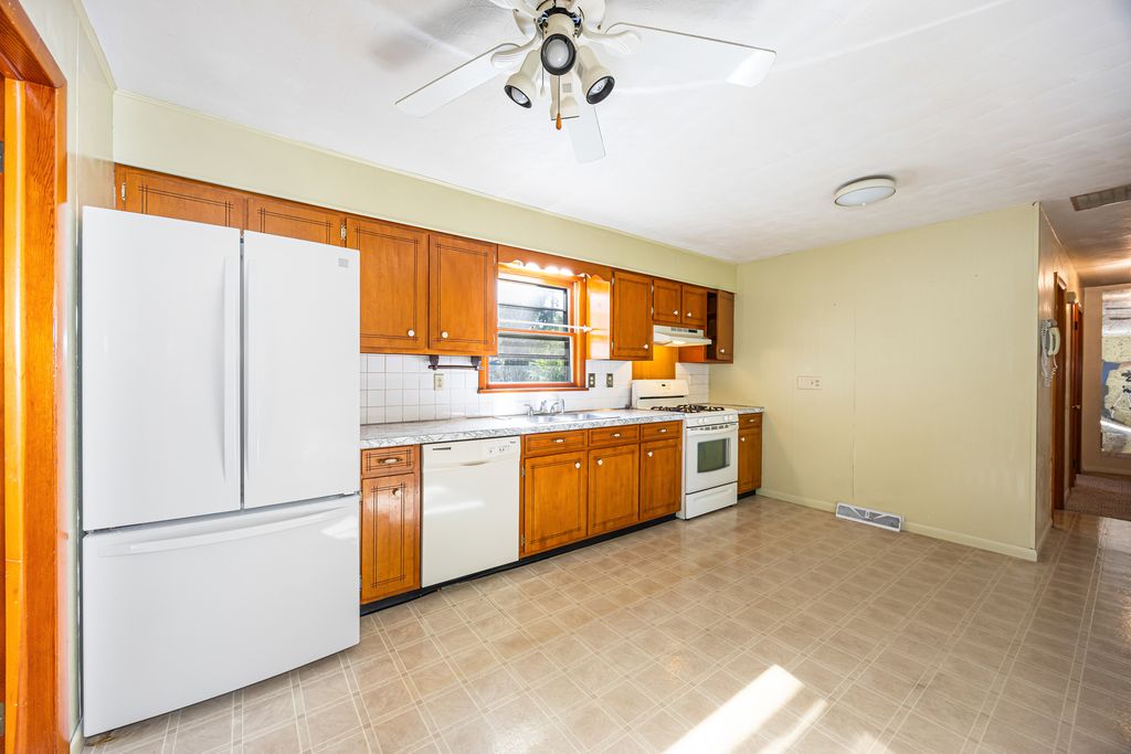 Image 9 of property listing at 421 Geary Street, Centralia, IL 62801