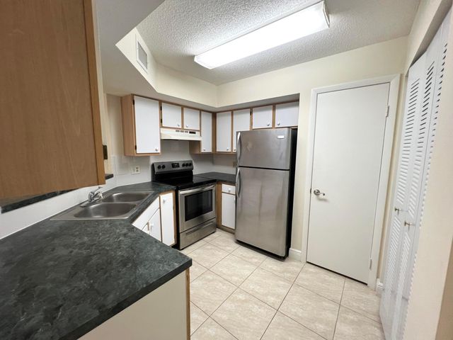 815 W Boynton Beach Boulevard 12-101, Boynton Beach, FL 33426