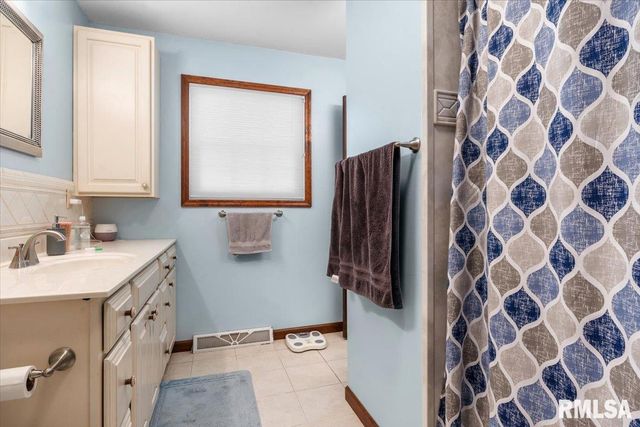 631 HACKBERRY Road, Chatham, IL 62629