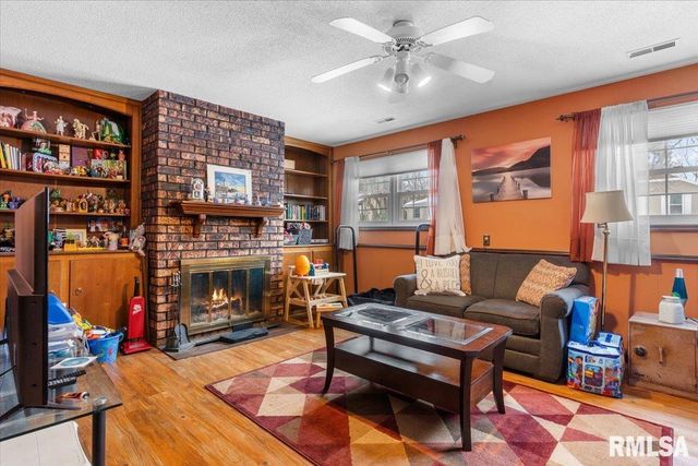 631 HACKBERRY Road, Chatham, IL 62629