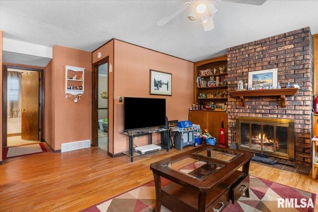 631 HACKBERRY Road, Chatham, IL 62629