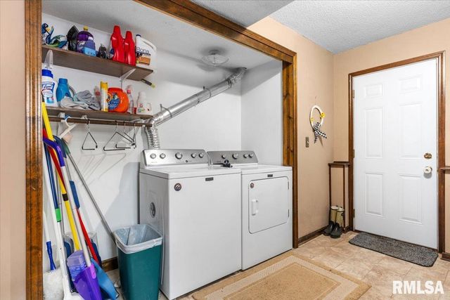 631 HACKBERRY Road, Chatham, IL 62629