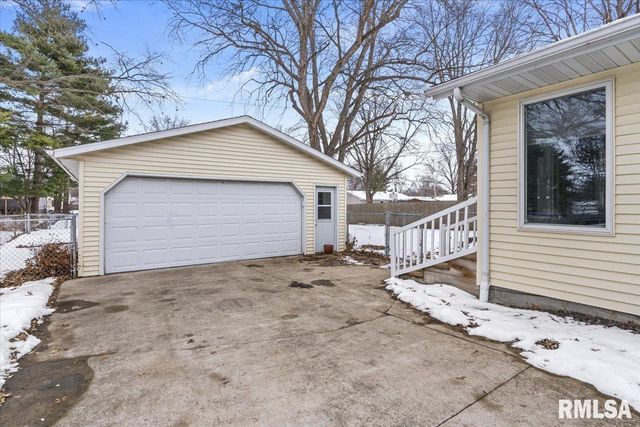 631 HACKBERRY Road, Chatham, IL 62629