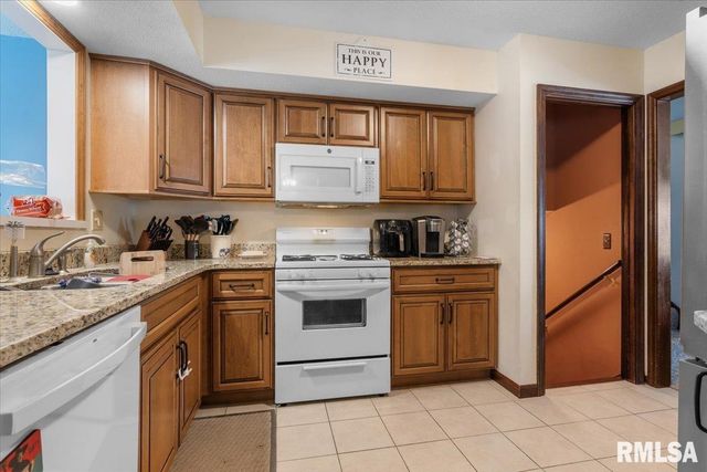 631 HACKBERRY Road, Chatham, IL 62629