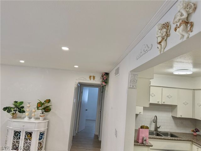 575 South Royal Crest Circle 7, Las Vegas, NV 89169