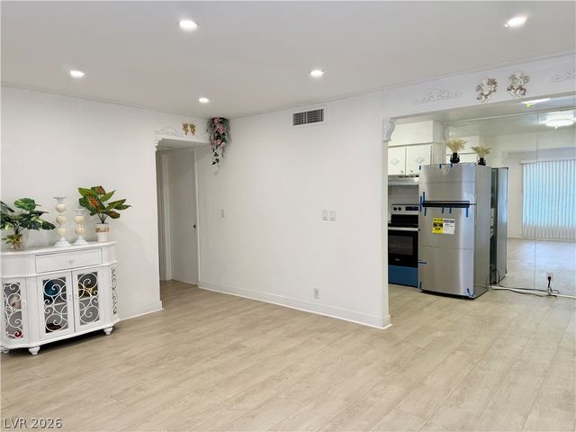 575 South Royal Crest Circle 7, Las Vegas, NV 89169