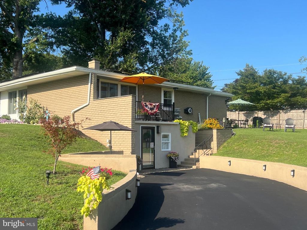 110 GRIFFITH DR, Douglassville, PA 19518