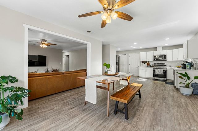 312 Folsom Dr, Vacaville, CA 95687
