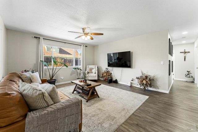 312 Folsom Dr, Vacaville, CA 95687
