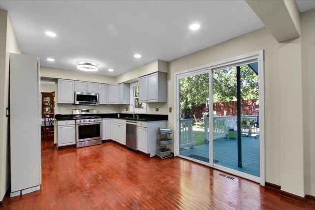628 Primrose Lane, Schaumburg, IL 60194