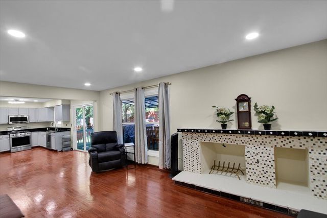 628 Primrose Lane, Schaumburg, IL 60194