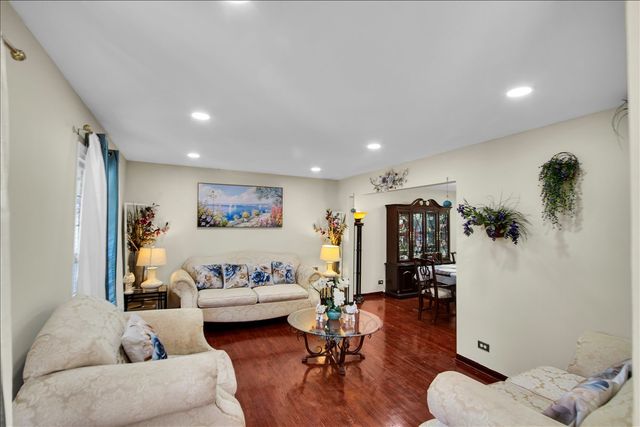 628 Primrose Lane, Schaumburg, IL 60194