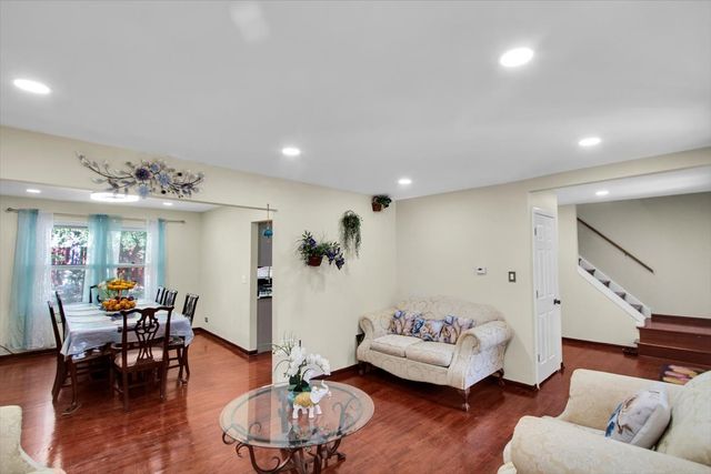628 Primrose Lane, Schaumburg, IL 60194