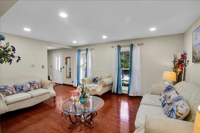628 Primrose Lane, Schaumburg, IL 60194