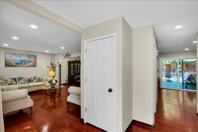 628 Primrose Lane, Schaumburg, IL 60194