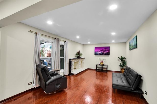 628 Primrose Lane, Schaumburg, IL 60194