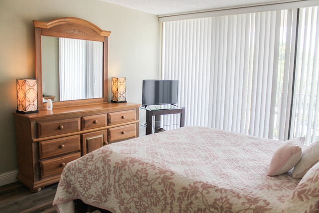 1830 Embassy Drive 306, West Palm Beach, FL 33401