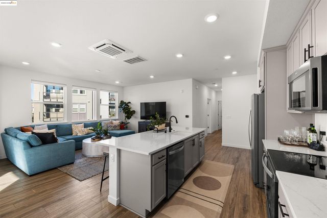 2836 Tradewind Dr, Alameda, CA 94501