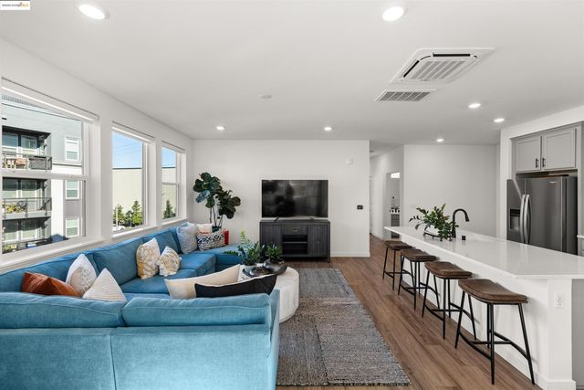 2836 Tradewind Dr, Alameda, CA 94501