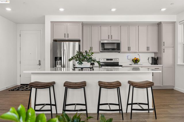 2836 Tradewind Dr, Alameda, CA 94501