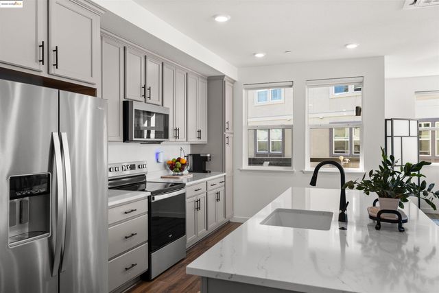 2836 Tradewind Dr, Alameda, CA 94501