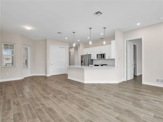 268 Indies DR E 201, Naples, FL 34114