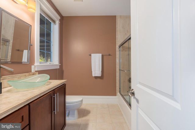 9715 SINGLETON DR, Bethesda, MD 20817