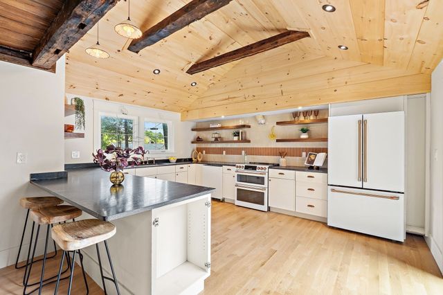 10 Noonhill Rd, Medfield, MA 02052