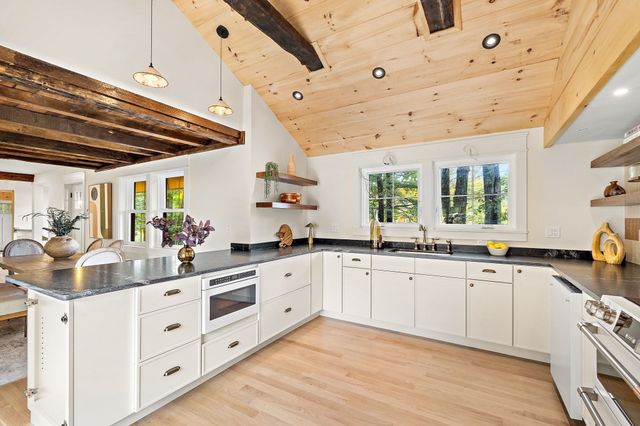 10 Noonhill Rd, Medfield, MA 02052