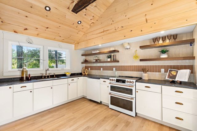 10 Noonhill Rd, Medfield, MA 02052