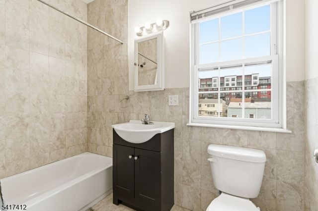 10 Mechanic St, Bayonne City, NJ 07002