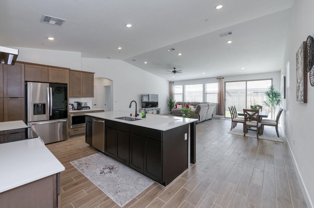 Image 12 of property listing at 7213 E Brown Ave, Fresno, CA 93737