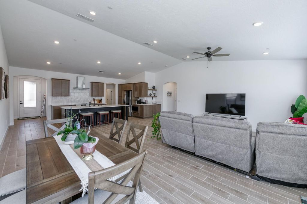 Image 13 of property listing at 7213 E Brown Ave, Fresno, CA 93737