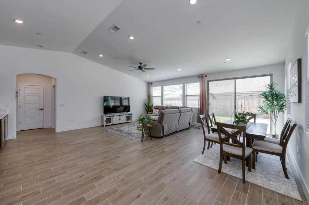 Image 14 of property listing at 7213 E Brown Ave, Fresno, CA 93737