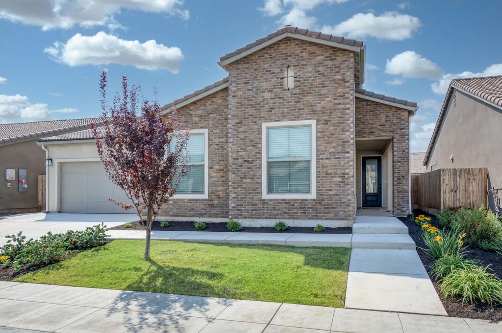 Image 2 of property listing at 7213 E Brown Ave, Fresno, CA 93737