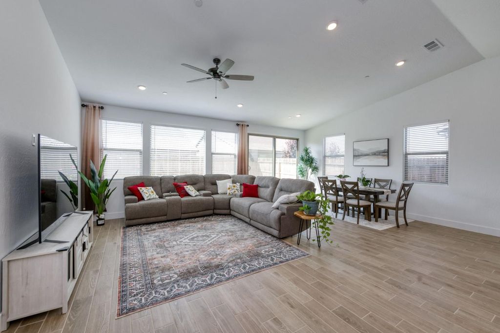 Image 25 of property listing at 7213 E Brown Ave, Fresno, CA 93737