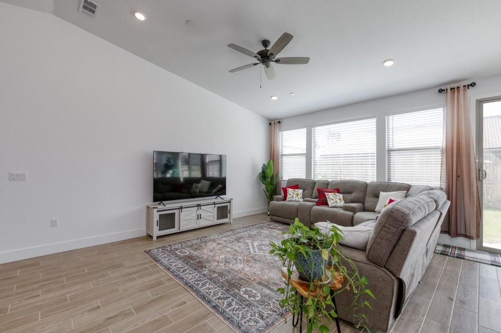 Image 26 of property listing at 7213 E Brown Ave, Fresno, CA 93737