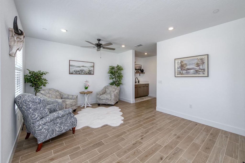 Image 34 of property listing at 7213 E Brown Ave, Fresno, CA 93737