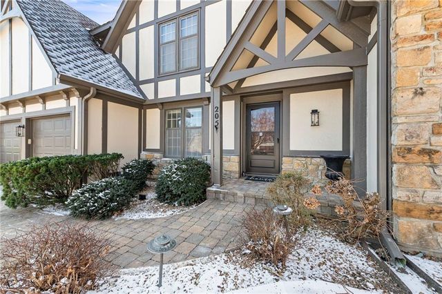 205 NE Shoreview Drive, Lee's Summit, MO 64064