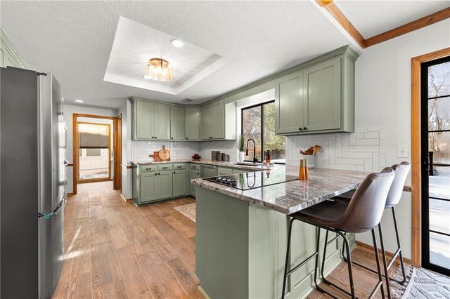 205 NE Shoreview Drive, Lee's Summit, MO 64064