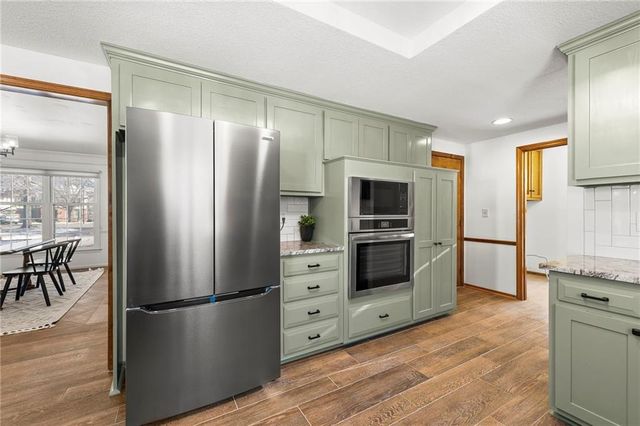 205 NE Shoreview Drive, Lee's Summit, MO 64064